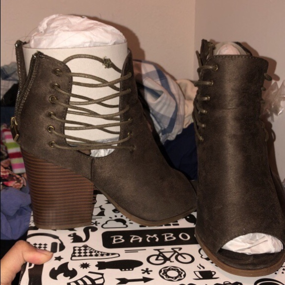 Open toes suede booties